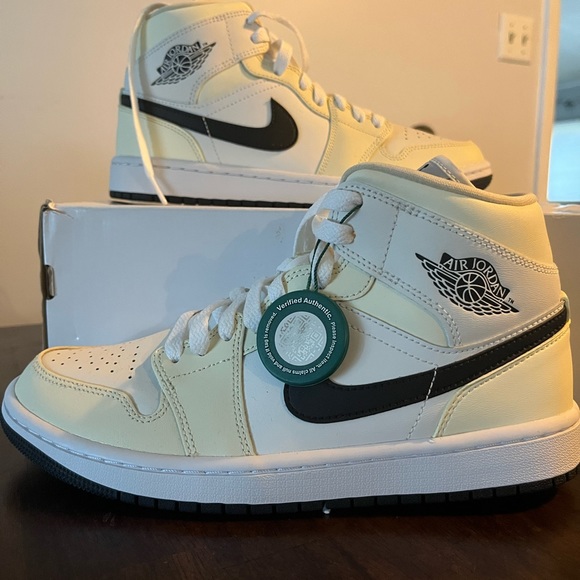 Nike Air Jordan 1 mid - Picture 1 of 6